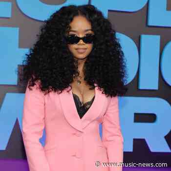 H.E.R. wows with Marvin Gaye tribute at E! People Choice Awards