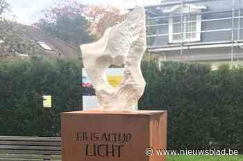 Troostplek in Vinderhoute kreeg kunstwerk: “Symbool voor licht en hoop”