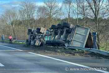 Vrachtwagen kantelt op E314 tussen Halen en Lummen