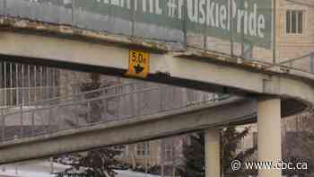 Crane rams into Saskatoon pedestrian walkway