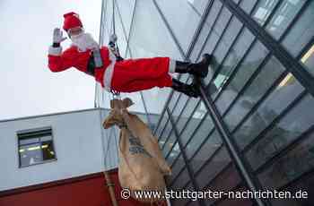 Uniklinik in Ulm - Nikolaus bringt jungen Patienten Geschenke aus luftiger Höhe - Stuttgarter Nachrichten