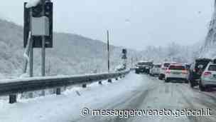 Per mettere le catene bloccano il traffico: fermo anche lo spazzaneve sulla strada per Piancavallo - Il Messaggero Veneto