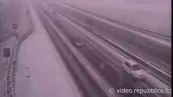 Meteo, si viaggia sotto la neve sull'autostrada A1 fra Parma e Piacenza - Repubblica TV