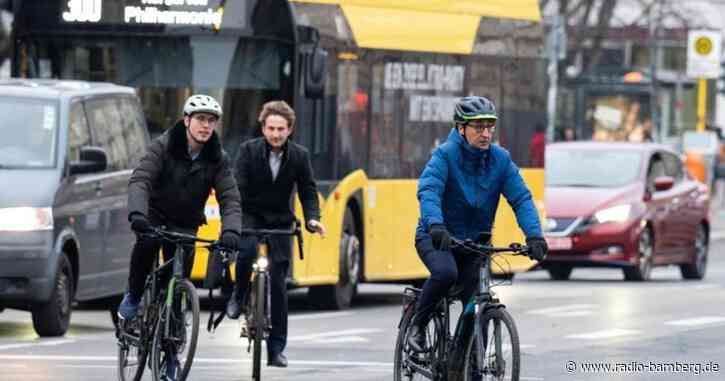 E-Bike statt Limousine: Özdemir radelt zur Amtsübergabe