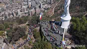 Feligreses llegaron en masa al cerro San Cristóbal para celebrar el día de la Virgen