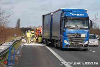 Trucker knalt op signalisatiewagen van wegenwerkers