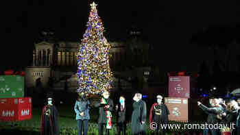 Il Natale arriva a Roma: accese le luci dell'albero di piazza Venezia