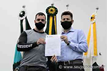 Motoboy Luís Ronaldo recebe Moção de Aplausos na Câmara Municipal de Capivari - SeuJornal