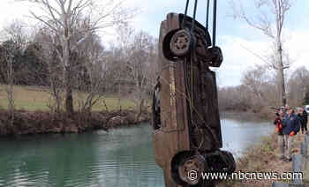 Scuba diving YouTuber discovers submerged car of Tennessee teens who disappeared 21 years ago