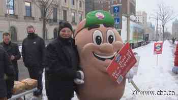 P.E.I. farmers give away potatoes in Ottawa to raise awareness about trade ban