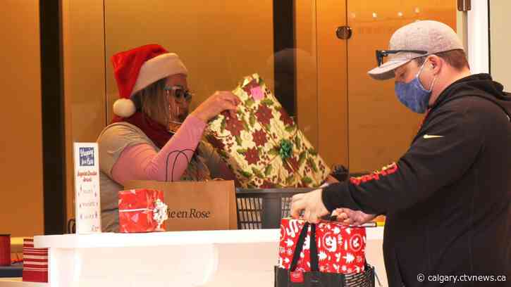 Holiday shoppers in the giving spirit this holiday season
