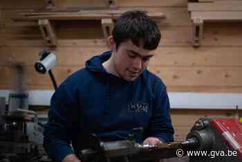Student-ondernemer maakt 200 houten pennendoosjes voor Vlaam... (Vosselaar) - Gazet van Antwerpen Mobile - Gazet van Antwerpen