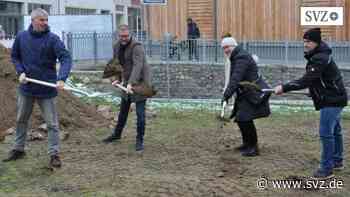 Stadtentwicklung Parchim: Erster Spatenstich für neue Fahrradstation auf dem Mönchhof | svz.de - svz – Schweriner Volkszeitung