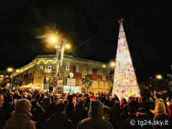 A Ostuni l'albero di Natale è realizzato all'uncinetto da decine di donne - Sky Tg24