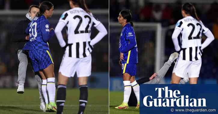 Sam Kerr knocks pitch invader to ground during Champions League match
