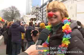 Waarom was het VRT-logo niet te zien op microfoon tijdens coronabetoging? “Waarschuwing kunnen we toch niet negeren?”