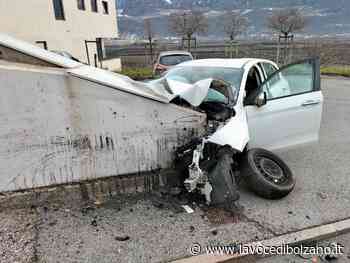 Schianto contro un muro a Marlengo: auto distrutta. Intervengono i vigili del fuoco - La Voce di Bolzano