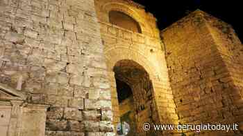INVIATO CITTADINO Arco Etrusco ritrovato. La potatura dei lecci libera i riflettori incapsulati nella chioma e... luce fu - PerugiaToday