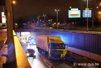 Bevrijdingstunnel richting Brussel versperd door vrachtwagen... (Wilrijk) - Gazet van Antwerpen Mobile - Gazet van Antwerpen