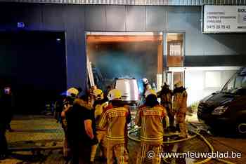 Brandweer blust brand en ontdekt grote hoeveelheid cannabis die ligt te drogen