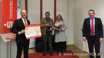 Hauptgewinn von 10.000 Euro in der Sparkassenfiliale Burgkirchen - innsalzach24.de