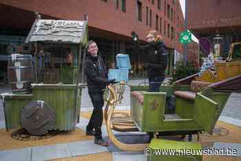 Kerstelfen meten temperatuur van kerstshoppers