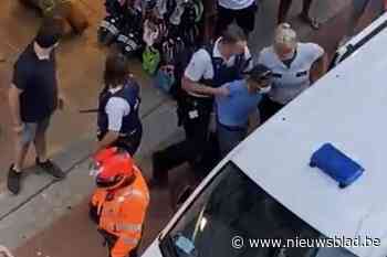 Twintigers die agenten in het nauw dreven na zware rellen op strand riskeren celstraf: “Ze lieten een rugzak met weed in verdwijnen”