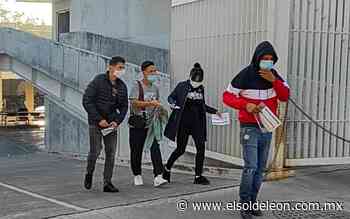 Abrigados y con documento en mano leoneses acuden a recibir la segunda dosis de Sputnik V - El sol de León