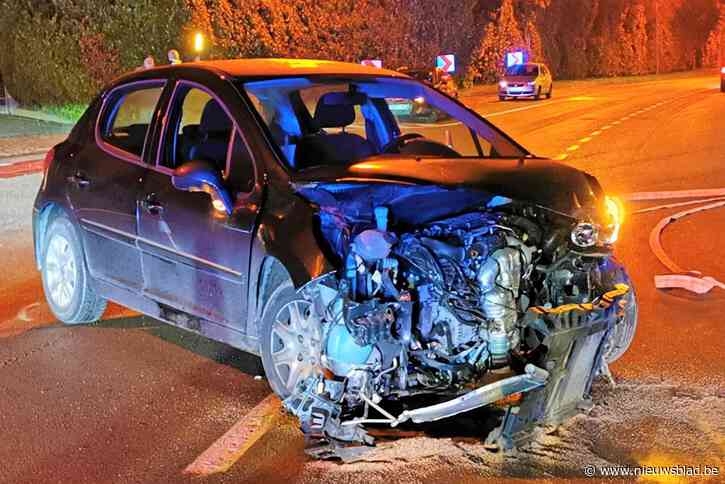 Peugeot rijp voor schroothoop na botsing met bestelwagen