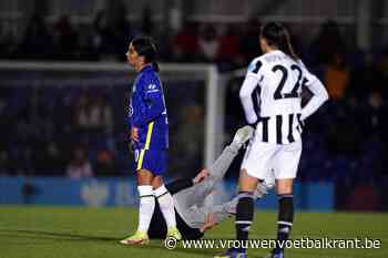 🎥 Veldbestormer krijgt een flinke beuk van Chelsea-speelster Sam Kerr