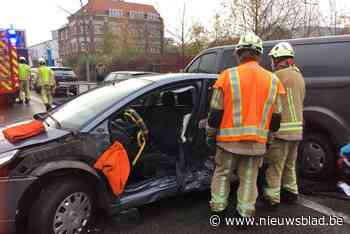 Twee volwassenen en peuter naar ziekenhuis na auto-ongeval
