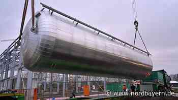 Riesengroßer Wärmespeicher schwebt in die Kläranlage Erlangen hinein - Nordbayern.de