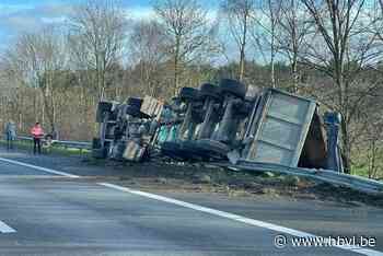 Vrachtwagen kantelt op E314 tussen Halen en Lummen - Het Belang van Limburg