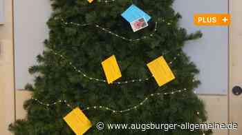 In der Stadtbücherei Neu-Ulm baumeln Wünsche am Weihnachtsbaum