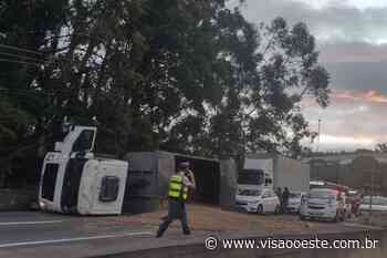 Caminhão tomba e causa lentidão na Raposo Tavares, em Cotia - Visão Oeste