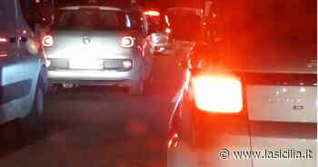 File chilometriche lungo l'asse attrezzato per entrare a Catania - La Sicilia