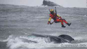 Woman pulled from submerged car near brink of Niagara Falls has died