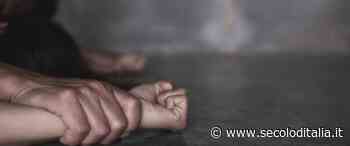 Catania, violentata dagli amici dell'ex fidanzato e ricattata con i video: li denuncia e li fa arrestare - Il Secolo d'Italia