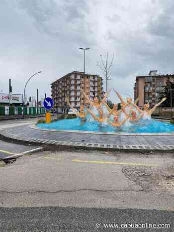 Capua. La rotonda al quadrivio Caputo. Ilarità in rete per sottolineare la scelta discutibile del tappeto verde in luogo del prato vero. - Capuaonline.com