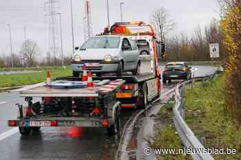 Automobilist gaat uit de bocht en belandt in vangrail op afrit