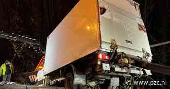 Bestelwagen rijdt over betonrailing E313 vlak bij afslag Wommelgem - PZC