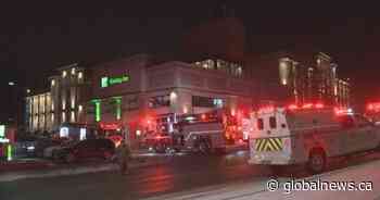 Over 100 people forced outside of Calgary hotel after heavy smoke reported in building - Global News