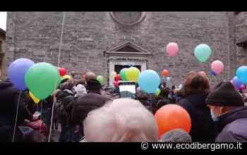 Il lancio dei palloncini in piazza Paradiso a Clusone - L'Eco di Bergamo