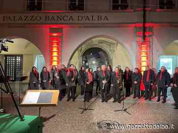 Flash mob natalizio al palazzo di Banca d'Alba - http://gazzettadalba.it/