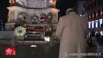 Festa dell'Immacolata, il Papa prega da solo all'alba in piazza di Spagna per evitare assembramenti - Repubblica TV