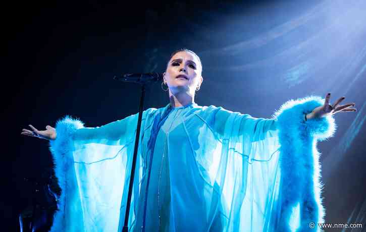 Jessie Ware postpones the rest of her UK tour after crew members contract COVID