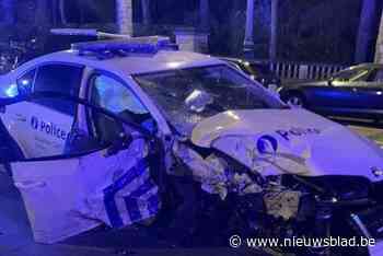 Politiewagen crasht en gaat over de kop bij wilde achtervolging