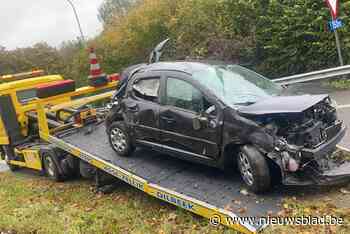 Wagen spectaculair uit de bocht op afrit - Het Nieuwsblad