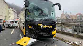 Schulbusunfall in Passau - insgesamt elf Verletzte | BR24 - BR24