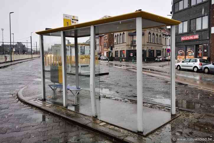 Auto ramt bushokje: vier meisjes naar ziekenhuis